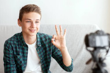 Sevimli genç adam blogu için video çekerken iyi görünüyor, iç mekan, kopyalama alanı