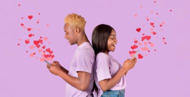 Bir çift sırt sırta oturup, akıllı telefonlarıyla birbirlerine sevecen mesajlar atıyorlar. Havada süzülen kalplerle çevrili Aziz Sevgililer Günü 'nde modern bir aşk kutlaması yapıyorlar..