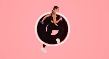 Genç, atletik bir kadın halterlerle, izole bir spor salonunda koşuyor. Panorama, onun enerjik yaşam tarzını ve fitness odak noktasını vurgulayan minimalist bir arkaplana sahip..