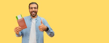 Neşeli Hintli adam, pasaportu ve biniş kartlarıyla onaylıyor.