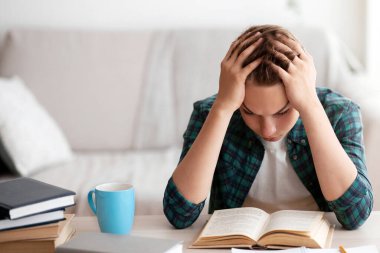 Evde ders çalışmaktan, sınavlardan önce hazırlanmaktan, kitap okumaktan, dizüstü bilgisayar kullanmaktan, yer kopyalamaktan yoruldum.