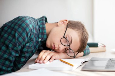 Çalışırken uyuyan bitkin okul çocuğu, iç mekan, kopyalama alanı