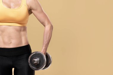 Güç eğitimi, idman ve vücut bakımı, Coperid-19 tecridi sırasında. Spor üniformalı, kaslı, kaslı bir kadın halterle egzersiz yapıyor, arka planda izole edilmiş, kırpılmış, panorama