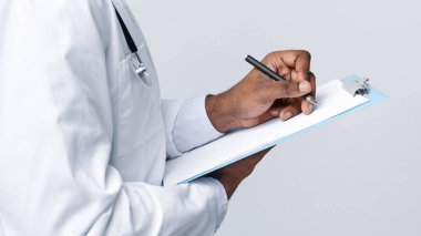 Afro-Amerikan doktorların tıbbı form doldurması, yan görüş, beyaz stüdyo geçmişi.