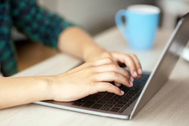 Dizüstü bilgisayarda daktilo kullanan, ödev yapan, online eğitim kavramını kullanan erkeklerin yakınlaşması