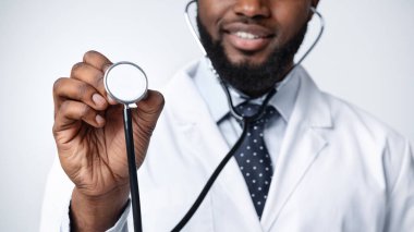 Beyaz, panorama yerine steteskop kullanan genç Afrikalı Amerikalı terapist.