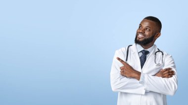 Dikkat edin, reklam için yer var. Kolları çaprazlanmış, fotokopi alanı, beyaz arka plan, panorama...