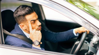 Stresli orta doğulu iş adamı havaalanına gidiyor ya da arabayla önemli bir iş görüşmesi yapıyor, yola bakıyor ve kafasına dokunuyor, trafiğe takılıyor, geç kalıyor, yan görüş, kopyalama alanı