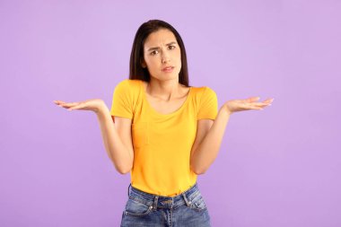 - Bilmiyorum. - Neden? Kızgın kız omuzlarını açık omuzlarıyla silkiyor, kadın seni anlamıyor, kopyacı.