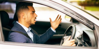 Öfkeli ortadoğulu iş adamı araba kullanıyor, diğer şoförlerle yolda kavga ediyor, duygusal Arap adam iş toplantısına ya da uçuşa geç kalıyor, trafikte sıkışıyor, bağırıyor ve el kol hareketi yapıyor, panorama