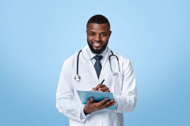 Beyaz cüppeli, steteskoplu siyah bir doktor beyaz üzerine hafıza kaybı yaşıyor.