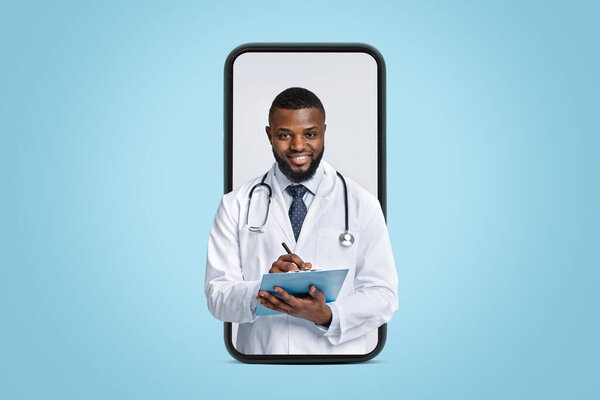 Положительный черный док в белом халате со стетоскопом, собирающий анамнез пациента поверх белого.