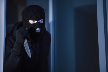 Şiddet kavramı. Gizlenmiş haydut ofise soğuk çelikle pencere ya da cam kapıdan giriyor ve kurbanı arıyor.