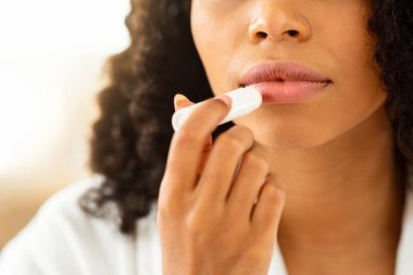 Çatlamış Dudak İlaçları. Siyah Kadın Dudak nemlendirici Dudak nemlendirici, Kırpılmış Görüntü, Kapatma