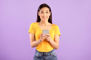 Akıllı telefon kullanan, sohbet eden, SMS yazan, posta kutusu için tebrik mesajları alan, kameraya aşırı neşeli bakan, kablosuz internete bağlı,