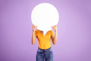 Bilgi, Düşünce, Alıntı ve Fikir. Yüzünü beyaz konuşma balonunun arkasına saklayan genç bir kadın. Mor arka planda izole edilmiş. Balon çemberinde metin veya geri bildirim için boş boşluk