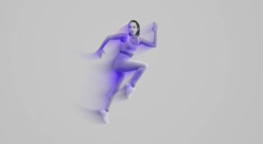 Pembe elbiseli bir kadın enerjik bir şekilde zıplarken havada yakalanır. Kolları açık ve bacakları bükük, dinamik bir hareket ve sevinç anı sergiliyor..