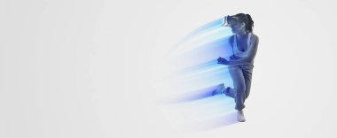 Neşeli Afrikalı Amerikalı kadın modern VR kulaklıkla sanal gerçeklik deneyiminden zevk alıyor, formda genç bayan pembe neon ışıklı arka planda 3D fitness sınıfından keyif alıyor,