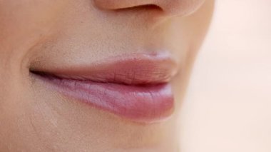 Genç bir Orta Doğulu kadın aydınlık bir günde doğal güzelliğini ve özgüvenini sergileyerek dışarıda duruyor. Neşeli bir ifade sergiliyor, etrafındaki canlı atmosferi arttırıyor..