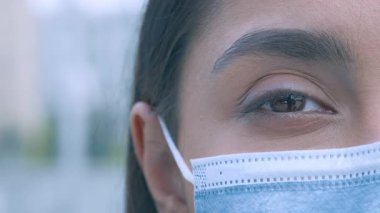 Ortadoğulu bir kadın sokakta eğlenirken neşeli bir ifade sergiliyor. Koyu esmer saçları yüzünü güzel çerçeveler, güvende kalırken canlı gülüşünü güçlendirir..