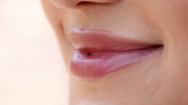 Kumral saçlı genç bir Orta Doğulu kadın açık havada sakin bir yüz ifadesi sergiliyor. Doğal ortam, onun rahat tavırlarını ve bir Z Gen bireyinin hayat dolu yaşam tarzını vurguluyor..