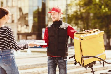 Pizza Teslimat Konsepti. Kurye Pizzacıdan Müşteriye Sipariş Veriyor Pizza Kutuları Veriyor Açık havada. Seçici Odaklanma
