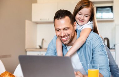 Neşeli Baba ve Kızı Evdeki Mutfakta Kahvaltı Yaparken Dijital Tablet Kullanıyor. Hafta sonu Sabah Konsepti