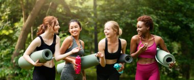 Doğadaki yoga uygulamalarından önce iletişim kuran bin yıllık bir grup kız.