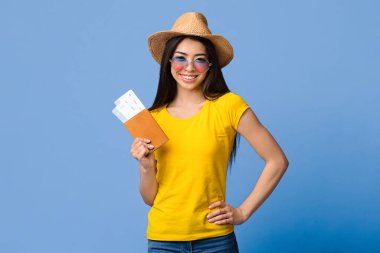 Yaz Tatili Seyahat Konsepti. Pasaportlu neşeli Asyalı Kadın ve Mor Arka plan Biletleri, Boş Alan