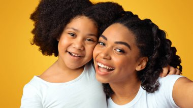 Neşeli Afro-Amerikan Ailesi Anne ve Kızı Selfie İçin Poz Veriyor, Pembe Arkaplanda İzole Edilmiş, Yakın Çekim