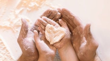 Aile Aşkı. Baba ve Kızı Kalplerini Tutuyor Ellerinde Hamur Şeklinde Mutfakta Birlikte Pişiriyorlar. Yakın çekim, Panorama