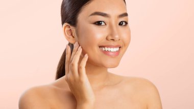 Cilt Bakımı Konsepti. Pembe Stüdyo Arkaplanı Üzerinde Kameraya Gülümseyen Asyalı Kadın, Panorama