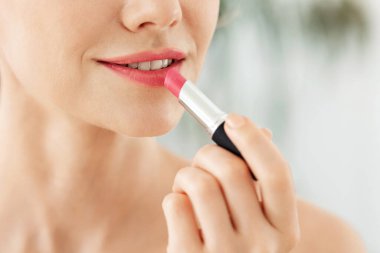 Güzel ruj sürerken, fotokopi çekerken.