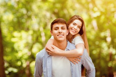 Romantik kucaklaşma. Green Park 'ta erkek arkadaşını kucaklayan güzel kız.