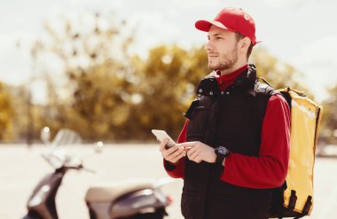 Teslimat Başvurusu. Kurye, motosikletle dışarıdan yiyecek getiren cep telefonu uygulaması kullanıyor. Boş Alan