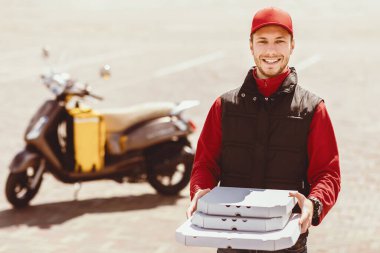 Gülümseyen Kurye Dışarıda Motorsiklet Duran Kamera Pozisyonuna Pizza Kutuları Veriyor. Yemek teslimatı. Boş Alan