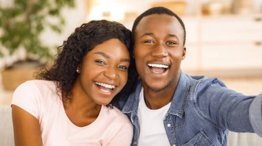 Afrikalı aşıkların yakın plan portresi. Birlikte selfie çekiyorlar, evde dinleniyorlar.