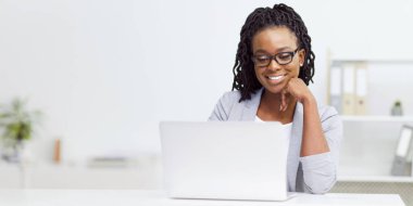 Yeni Çözüm Aranıyor. İçişleri Bakanlığı 'nda laptopta çalışan serbest çalışan genç Afrikalı Amerikalı kadın.