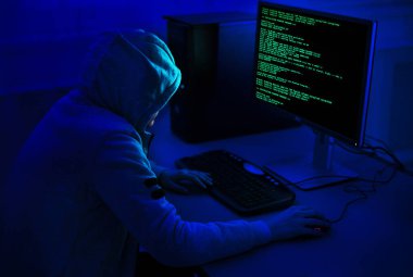Siber Suçlar ve Hackleme Konsepti. Tanımlanamayan Hacker Siber Saldırı için Bilgisayar Virüsü Programı Kullanıyor