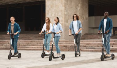 Kaygısız Gençlik. Şehir merkezinde elektrikli scooterlara binen, hafta sonları birlikte boş vakit geçiren ya da dışarıda tatil yapan beş çok kültürlü arkadaşın tam vücut boy çekimi.