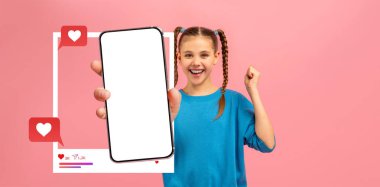 Genç bir genç kız, mutlu bir şekilde akıllı bir telefona boş bir ekran sunar. Sosyal medya etkileşimi hakkında heyecanını ifade eder..