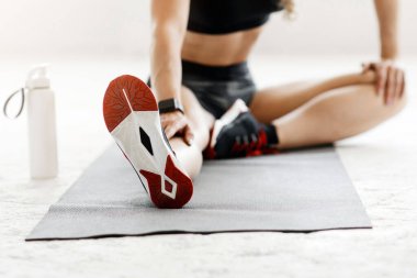 Spor kasları evde sağlıklı bir yaşam tarzı için çalışıyor. Spor üniformalı, spor ayakkabılı, spor ayakkabılı spor ayakkabılı, spor ayakkabılı, spor ayakkabılı, spor ayakkabılı, spor ayakkabılı, spor ayakkabılı kadınlar.