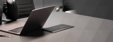 Hüsrana uğramış genç siyahi işadamı, ofiste dizüstü bilgisayarın önünde oturuyor, elleri üzerine yaslanıyor, depresyonda, mali krizden muzdarip, COVID-19 salgını, kopyalama alanı