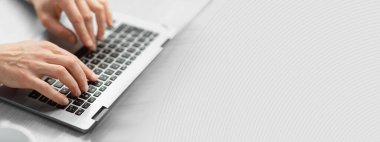 Klavyeye yazı yazan, kırpılmış, kenar görüşlü adam ellerine odaklan. Orta yaşlı işadamı müşterilerine ya da asistanlarına e-posta gönderip kontrol ediyor. Modern teknolojiler ve iş konsepti