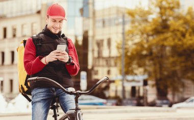 Şehirdeki Bisikletle Restoran Yemeği Dağıtım Smartphone 'da Kurye Teslimat Uygulaması. Metin için Boş Alan