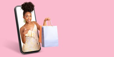 Bir müşteri online alışveriş yapıyor, büyük bir akıllı telefon ekranı ile iletişim kurarken bir alışveriş torbasını gösteriyor. Arkaplan, çekici bir görsel karşıtlık sağlayan koyu pembe bir renktir..