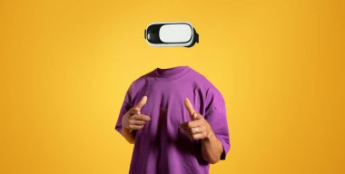 Sanal gerçeklik gözlüğü takan bir kişi, teknolojinin etkilerini sergileyerek derin bir deneyim yaşıyor. Parlak sarı arka plan modern cihazlara odaklanmamızı sağlar..