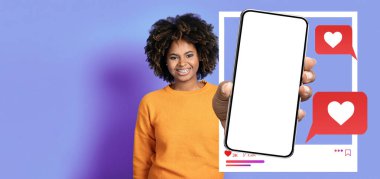 Etkilenen biri, canlı bir arkaplan önünde akıllı bir telefonu tutarken gülümser. Ekranda sosyal medya etkileşimlerinin bir modeli gösteriliyor, beğeni ve iletileri vurgulanıyor.