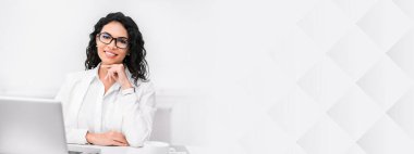 İş görüşmesi için. İspanyol İK müdürü, çalışanları işe alıyor, kameraya gülümsüyor, seni dinliyor, boşluğu kopyalıyor.