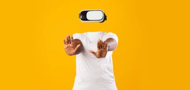 Bir kullanıcı sanal gerçeklikle modern bir ortamda bağlantı kurar. Kulaklık takarak, ellerini kaldırıyorlar, gerçekliği aşan yaratıcı bir deneyime kendilerini kaptırıyorlar..